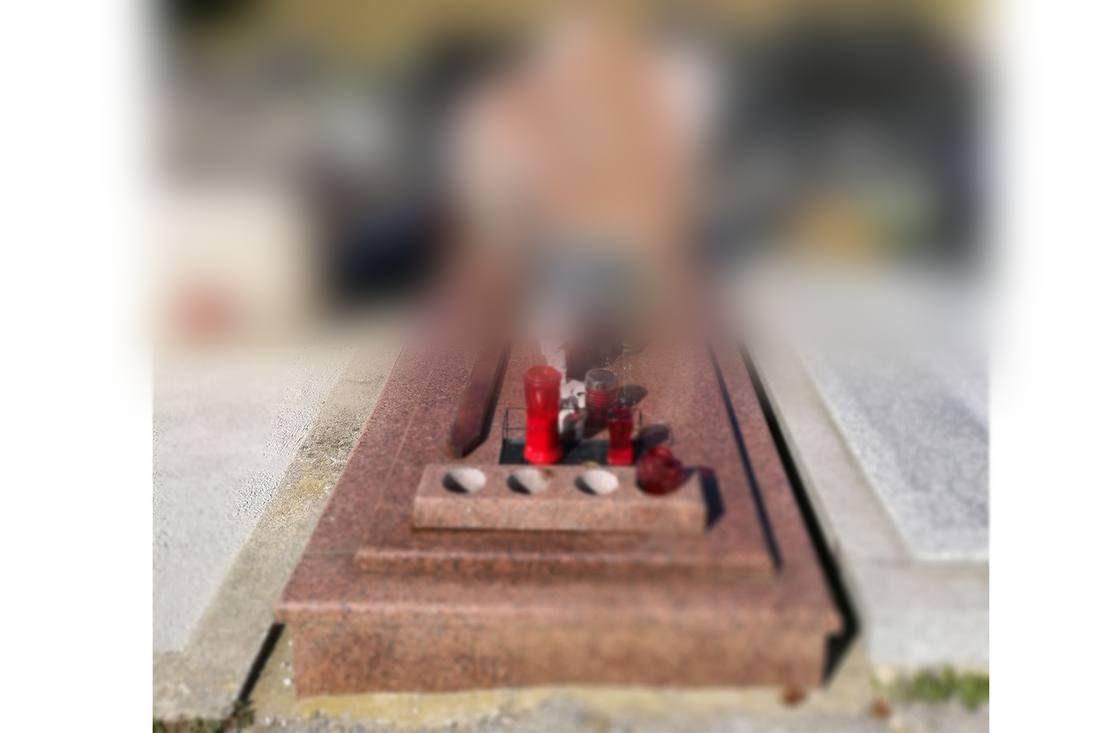 Spomenik od crvenog granita: stepenasto podnožje, polirana pokrovna ploča i obrađen rub.